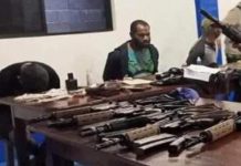 BMI Minta Aparat Usut Hubungan Anton Gobay dengan Lukas Enembe Soal Penyeludupan Senpi dari Filipina Selatan FOTO: Senjata api jenis laras panjang berkekuatan tinggi tipe COLT AR-15 kaliber 9mm PARA (5 buah di masing-masing koper); 20 buah magasin; dan 10 buah detachable riffle butt yang dipegang oleh Anton Gobay.