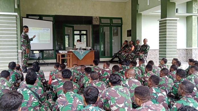 FOTO: Kodim 1715/Yahukimo menggelar penyuluhan kepada para Babinsa di jajarannya, bertempat di Makodim 1715/Yahukimo, Distrik Dekai, Kab. Yahukimo, pada Rabu (11/01/23).