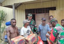 Dandim 1715/Yahukimo Berikan Bantuan Sembako Kepada Masyarakat Di Kampung Samboga Dekai FOTO: Komandan Kodim 1715/Yahukimo Letkol Inf Johanis V. Tethool melaksanakan kegiatan bakti sosial dengan memberikan bantuan sembako kepada masyarakat di Kampung Samboga, Distrik Dekai, Kab. Yahukimo, pada Rabu (11/01/2023).