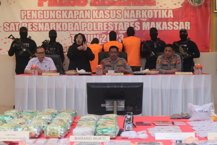 FOTO: Kapolda Sulsel Irjen Pol Nana Sudjana saat menggelar konferensi pers di Polrestabes Makassar, Kamis, (12/01/2023).