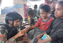 Tingkatkan Kualitas Kesehatan Masyarakat, Satgas Yonif R 321/GT Gelar Gerakan Papua Bersih dan Sehat FOTO: Satgas Yonif Raider 321/GT/13/1 Kostrad Pos Yigi bersihkan kuku dan telinga masyarakat yang bertempat di Distrik Yigi, Kabupaten Nduga, Papua. Jumat (13/01/23).