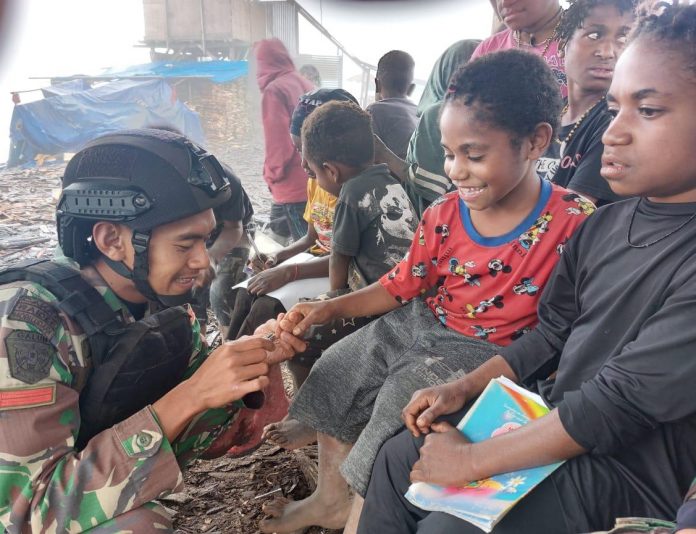 FOTO: Satgas Yonif Raider 321/GT/13/1 Kostrad Pos Yigi bersihkan kuku dan telinga masyarakat yang bertempat di Distrik Yigi, Kabupaten Nduga, Papua. Jumat (13/01/23).