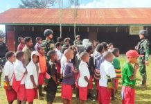 Bentuk Karakter dan Disiplin Sejak Dini, Satgas Yonif R 321/GT Latihkan PBB Anak Papua Distrik Napua Jayawijaya FOTO: Personil Satgas Yonif 321/GT Kostrad Pos Napua melatihkan Peraturan Baris Berbaris (PBB) anak-anak SD YPGI Napua, Distrik Napua, Kabupaten Jayawijaya, Papua. Jumat (13/1/2023)