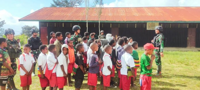 FOTO: Personil Satgas Yonif 321/GT Kostrad Pos Napua melatihkan Peraturan Baris Berbaris (PBB) anak-anak SD YPGI Napua, Distrik Napua, Kabupaten Jayawijaya, Papua. Jumat (13/1/2023)