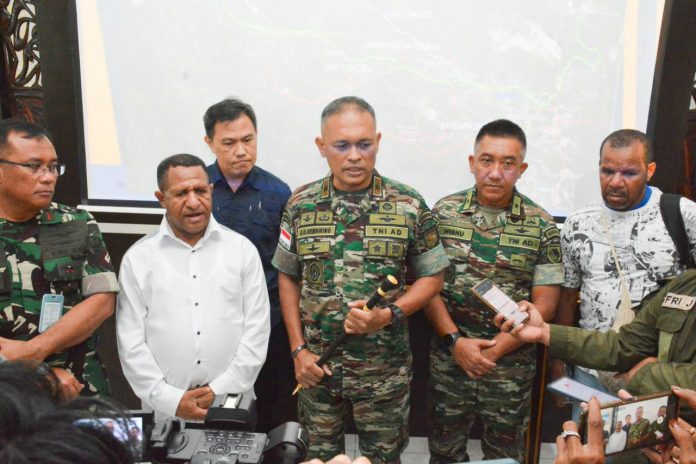 FOTO: Danrem 172/PWY Brigjen TNI J.O Sembiring saat memberikan keterangan pers nya. Jumat (13/1/2023)