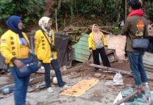 KPPG Sinjai Beri Bantuan Sembako Ke Korban Angin Puting Beliung FOTO: Ketua Kesatuan Perempuan Partai Golkar (KPPG) Kabupaten Sinjai, Andi Rusmiati Rustham (ARR) menyambangi korban Angin Puting Beliung di Desa Kompang, Kecamatan Sinjai Tengah, Selasa (10/1/2023).