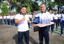 Penuh Haru, Prajurit Sarang Petarung Yonmarhanlan VI Makassar Lepas Perwira Terbaiknya FOTO: Komandan Batalyon Marinir Pertahanan Pangkalan VI (Yonmarhanlan VI) Makassar Mayor Marinir Aris Moko melepas salah satu Perwira terbaiknya yang akan pindah tugas yaitu Letnan Satu Marinir Zulhajji bertempat di Lapangan Apel Yonmarhanlan VI Makassar. Jumat (13/01/2023).