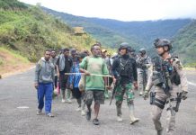Jaga Situasi Kondusif di Kiwirok, Danrem Ucapkan Terima Kasih Kepada Lamek Taplo FOTO: Masyarakat Kiwirok yang sebelumnya mengamankan diri keluar dari Distrik Kiwirok kini berangsur kembali.