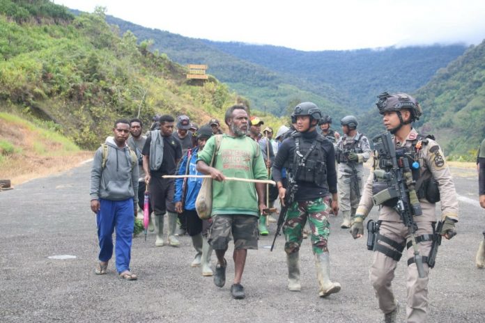 FOTO: Masyarakat Kiwirok yang sebelumnya mengamankan diri keluar dari Distrik Kiwirok kini berangsur kembali.