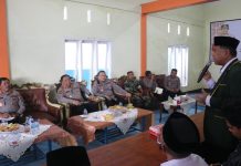 Jumat Curhat, Kapolda Sulsel Sambangi Warga Desa Lekopancing Maros, Sekaligus Bagi Sembako FOTO: Kapolda Sulsel Irjen Pol Nana Sudjana menggelar kegiatan “Jumat Curhat” guna menerima curhatan warga masyarakat di Balai Desa Lekopancing Kecamatan Tanralili Kabupaten Maros, Jumat (13/1/2023).