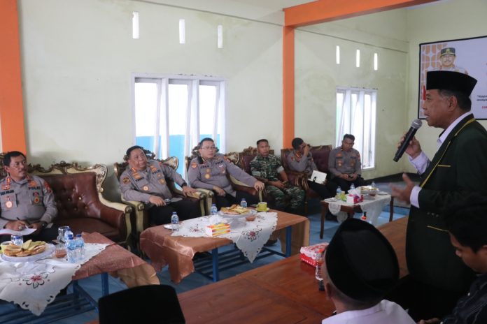 IMG-20230113-WA0331 FOTO: Kapolda Sulsel Irjen Pol Nana Sudjana menggelar kegiatan “Jumat Curhat” guna menerima curhatan warga masyarakat di Balai Desa Lekopancing Kecamatan Tanralili Kabupaten Maros, Jumat (13/1/2023).