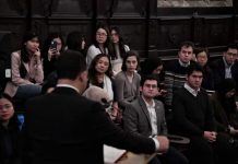 Anies Berikan Kuliah Tamu di Gedung Divinity School di Oxford University 1483 FOTO: Anies Baswedan saat Memberikan Kuliah Tamu di H̶o̶g̶w̶a̶r̶t̶s̶ ruangan bersejarah pada gedung Divinity School di Oxford University.