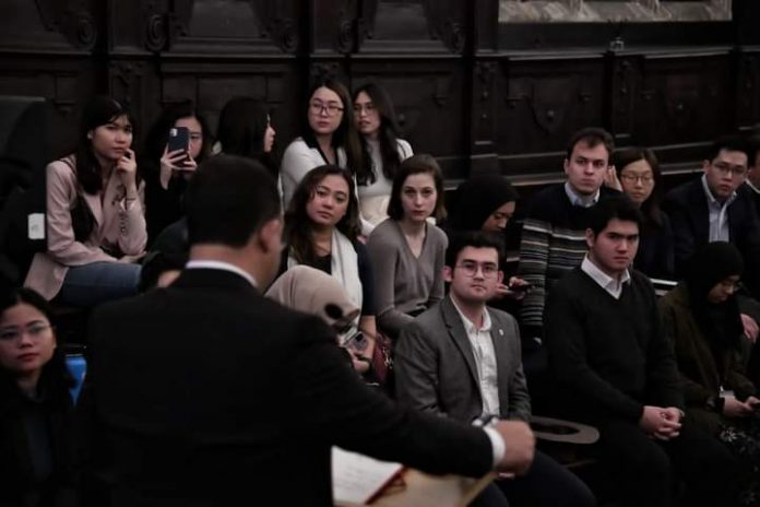 FOTO: Anies Baswedan saat Memberikan Kuliah Tamu di H̶o̶g̶w̶a̶r̶t̶s̶ ruangan bersejarah pada gedung Divinity School di Oxford University.