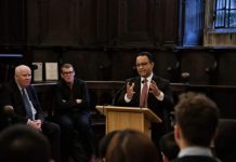 Di Ruangan Berusia 500 Tahun, Anies Diangkat Menjadi Anggota Dewan Universitas Oxford Inggris FOTO: Mantan Gubernur DKI Jakarta Anies Baswedan saat berada di Universitas Oxford Inggris