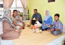 Pererat Silaturahmi, Perwira Yonmarhanlan VI Anjangsana ke Rumdis Prajurit Sarang Petarung FOTO: Danton Zeni Yonmarhanlan VI, Letda Marinir Bambang melaksanakan anjangsana ke rumah dinas Peltu Marinir Haris di Komplek TNI AL Dewa Kembar Tamalaba Kota Makassar, Sabtu (14/01/2023).
