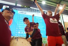 Beri Semangat Suporter, TP Bakal Temui Presiden, Perjuangkan Laga PSM Disaksikan Penonton FOTO: Wali Kota Taufan Pawe Tengah menabuh drumer bass mengobati rasa kekecewaan para suporter PSM Makassar dengan Nobar di Lapangan Tennis Rujab Wali Kota Parepare. Sabtu 14 Januari 2023.