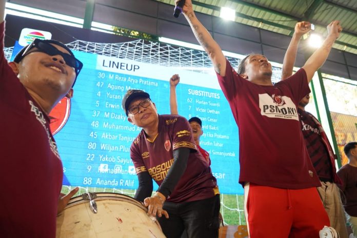 FOTO: Wali Kota Taufan Pawe Tengah menabuh drumer bass mengobati rasa kekecewaan para suporter PSM Makassar dengan Nobar di Lapangan Tennis Rujab Wali Kota Parepare. Sabtu 14 Januari 2023.