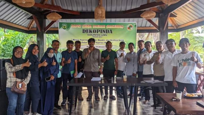 FOTO: Jajaran pengurus dan anggota Dewan Koperasi Indonesia Daerah (Dekopinda) Kabupaten Luwu, menggelar Rapat Kerja Daerah (Rakerda) tahun 2023 Bertempat di Wisata Kuliner Kamanre Desa Bungaeja Kecamatan Kamanre. Sabtu (14/1/2023)