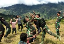Tubuh Bugar dan Sehat, Satgas Kostrad Yonif R 321/GT Senam Bersama Masyarakat Yigi Papua Pegunungan FOTO: Satgas Yonif Raider 321/GT/13/1 Kostrad Pos Yigi melaksanakan senam bersama dengan warga, yang bertempat di Distrik Yigi, Kabupaten Nduga, Papua. Sabtu (14/01/23).
