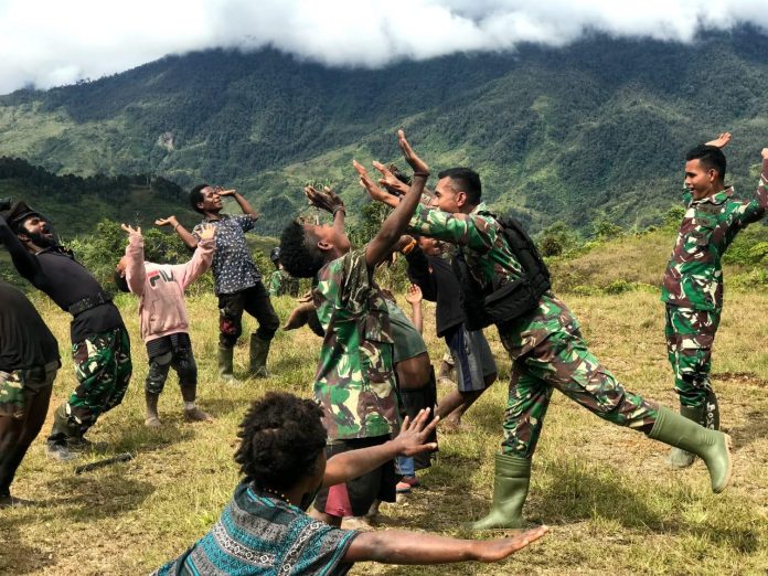 FOTO: Satgas Yonif Raider 321/GT/13/1 Kostrad Pos Yigi melaksanakan senam bersama dengan warga, yang bertempat di Distrik Yigi, Kabupaten Nduga, Papua. Sabtu (14/01/23).