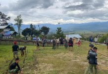 Salurkan Bakat, Satgas Yonif R 321/GT Bangun Sarana Olahraga Tingkatkan Kemampuan Masyarakat FOTO: Satgas Yonif Raider 321/GT/13/1 Kostrad bersama Kampung Napua, bergotong-royong membangun lapangan takraw di depan Pos Napua.