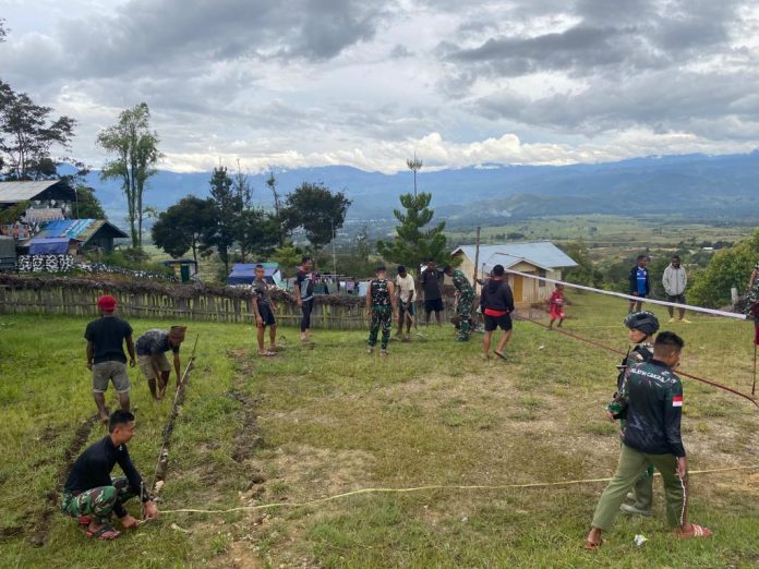 FOTO: Satgas Yonif Raider 321/GT/13/1 Kostrad bersama Kampung Napua, bergotong-royong membangun lapangan takraw di depan Pos Napua.