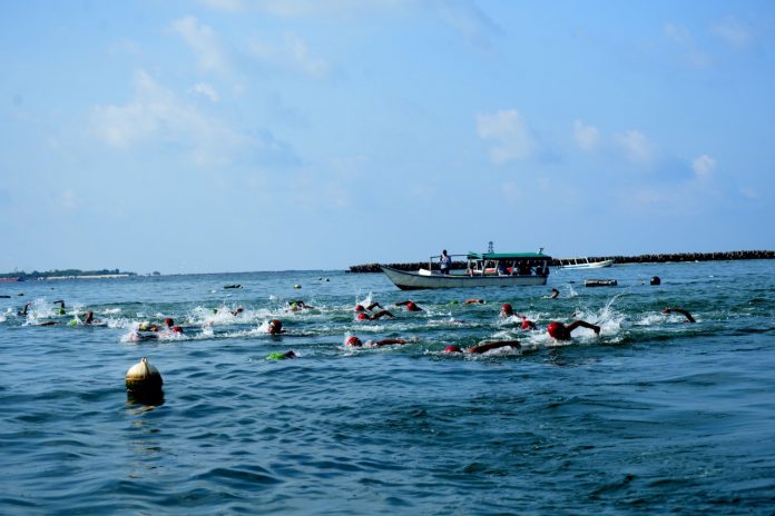 FOTO: Prajurit Petarung Batalyon Marinir Pertahanan Pangkalan VI Makassar ikuti Lomba Renang Perairan Terbuka Pulau Lae-Lae - Pantai Laosari Makassar open 2023 yang digelar di Pantai Losari Kota Makassar, Sulawesi Selatan. Minggu (15/01/2023).