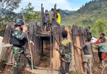 Lestarikan Budaya Gotong Royong, Satgas Yonif R 321/GT Bantu Bangun Honai di Distrik Mbua FOTO: personel Pos Kotis Mbua Satgas Yonif Raider 321/GT/13/1 Kostrad turut serta dalam pembangunan Honai yang merupakan rumah adat asli Papua milik Bapak Kelin (48) bertempat di Distrik Mbua, Kabupaten Nduga, Papua.