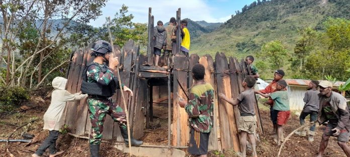 FOTO: personel Pos Kotis Mbua Satgas Yonif Raider 321/GT/13/1 Kostrad turut serta dalam pembangunan Honai yang merupakan rumah adat asli Papua milik Bapak Kelin (48) bertempat di Distrik Mbua, Kabupaten Nduga, Papua.