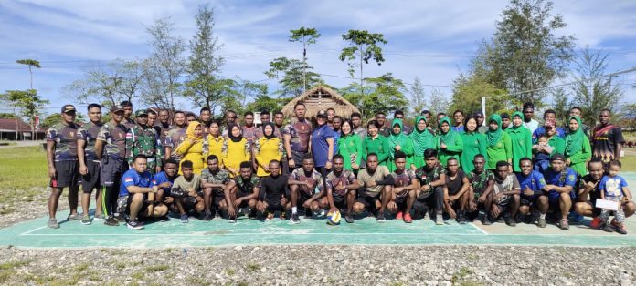 FOTO: Kodim 1715/Yahukimo dan jajaran Koramil 1715-06/Dekai melaksanakan olahraga bersama bertempat di lapangan volly Asrama Koramil 1715-06/Dekai, Jln. Jendral Sudirman Distrik Dekai, Kab. Yahukimo, pada Minggu (15/01).