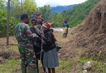 Hilangkan Trauma Masyarakat, Babinsa Kiwirok Kunjungi Kampung Apom FOTO: Plt Danramil Kiwirok, Serka Lukas Sosomar saat berkunjung ke Kampung Apom, Distrik Kiwirok, Kabupaten Pegunungan Bintang, pada Sabtu (15/01).