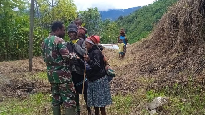 FOTO: Plt Danramil Kiwirok, Serka Lukas Sosomar saat berkunjung ke Kampung Apom, Distrik Kiwirok, Kabupaten Pegunungan Bintang, pada Sabtu (15/01).