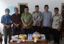 Tokoh Awangpone Sambut Hangat Gagasan IAS Sulsel Wajib Punya Pabrik Pupuk FOTO: Dr Ilham Arief Sirajuddin (IAS) bersama tokoh masyarakat di Kecamatan Awangpone, Desa Bulumparee, Bone, Ahad 15 Januari 2023.