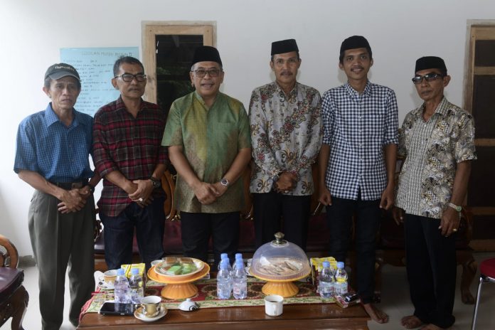 FOTO: Dr Ilham Arief Sirajuddin (IAS) bersama tokoh masyarakat di Kecamatan Awangpone, Desa Bulumparee, Bone, Ahad 15 Januari 2023.