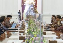 Presiden Akan Terbitkan Inpres Selesaikan Rekomendasi Terkait Pelanggaran HAM Berat FOTO: Presiden Jokowi bertemu sejumlah menteri membahas tindaklanjut rekomendasi Tim PPHAM, Senin (16/01/2023), di Istana Merdeka, Jakarta. (Foto: BPMI Setpres/Lukas)