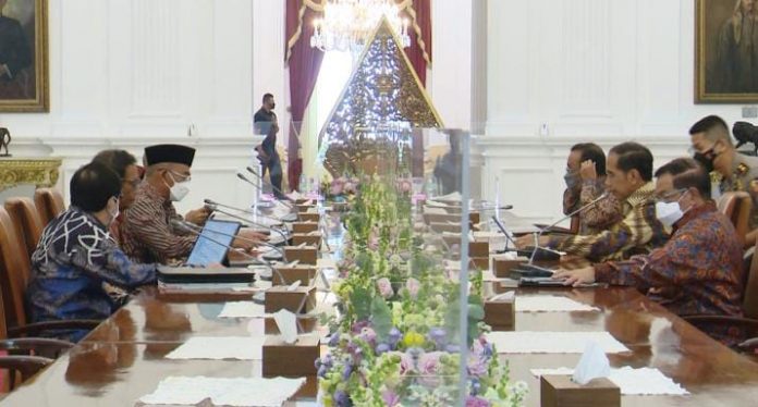 FOTO: Presiden Jokowi bertemu sejumlah menteri membahas tindaklanjut rekomendasi Tim PPHAM, Senin (16/01/2023), di Istana Merdeka, Jakarta. (Foto: BPMI Setpres/Lukas)