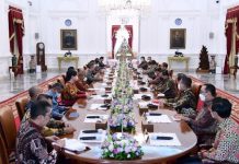 Presiden Jokowi Terima OJK dan Perwakilan Industri Jasa Keuangan FOTO: Presiden Jokowi menerima Dewan Komisioner OJK beserta seluruh perwakilan pimpinan asosiasi dan industri di sektor jasa keuangan, Senin (16/01/2023) pagi, di Istana Merdeka, Jakarta. (Foto: BPMI Setpres/Lukas)Jokowi