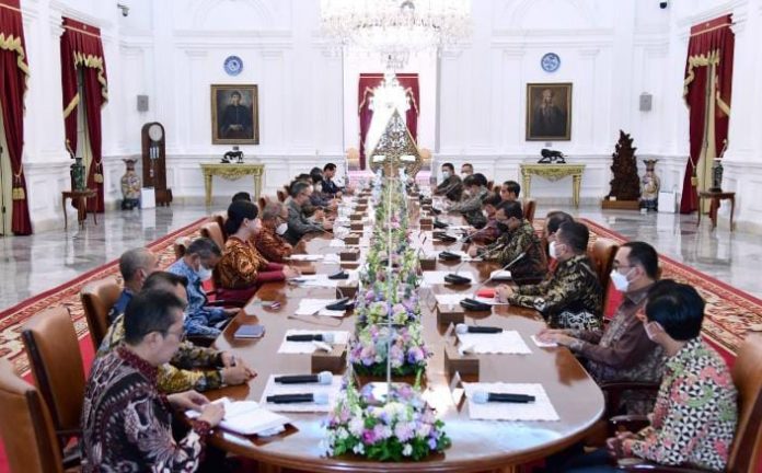 FOTO: Presiden Jokowi menerima Dewan Komisioner OJK beserta seluruh perwakilan pimpinan asosiasi dan industri di sektor jasa keuangan, Senin (16/01/2023) pagi, di Istana Merdeka, Jakarta. (Foto: BPMI Setpres/Lukas)Jokowi