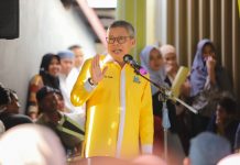 Taufan Pawe Serahkan Bantuan Golkar Sulsel ke Korban Bencana Alam di Kecamatan Mallusetasi Barru FOTO: Ketua Golkar Sulsel, Taufan Pawe (TP) memberikan bantuan kepada korban bencana alam yang terjadi beberapa waktu lalu di Kecamatan Mallusetasi, Kabupaten Barru, Minggu, 15 Januari 2023.