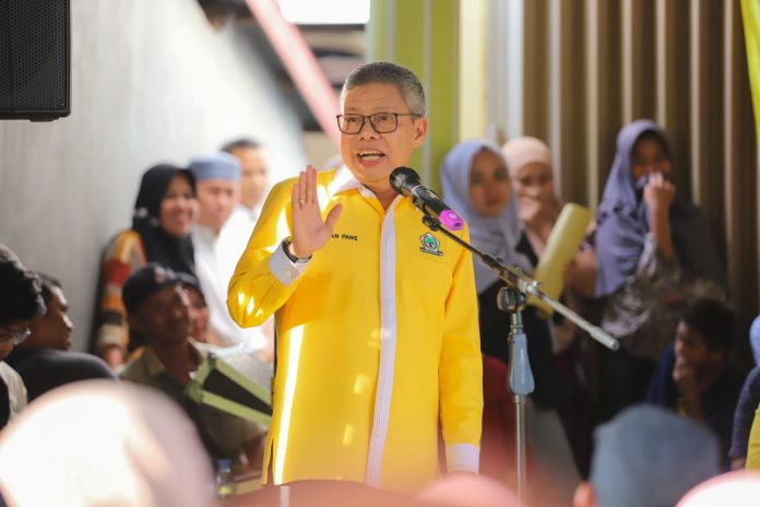 FOTO: Ketua Golkar Sulsel, Taufan Pawe (TP) memberikan bantuan kepada korban bencana alam yang terjadi beberapa waktu lalu di Kecamatan Mallusetasi, Kabupaten Barru, Minggu, 15 Januari 2023.