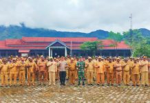 TNI-Polri Dan ASN Kabupaten Pegubin Gelar Apel Gabungan Perkuat Sinergi Cegah Aksi KST FOTO: TNI – Polri dan ASN Pemerintah Daerah Kabupaten Pegunungan Bintang menggelar apel gabungan yang dipimpin oleh Bupati Pegunungan Bintang Spei Yan Bidana, S.T., M.Si., bertempat di Lapangan Pemda Pegunungan Bintang, Kampung Mobib Silibib, Distrik Oksibil, Kab. Pegunungan Bintang, Senin (16/1).