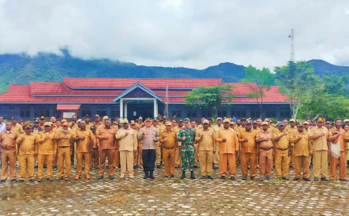 FOTO: TNI – Polri dan ASN Pemerintah Daerah Kabupaten Pegunungan Bintang menggelar apel gabungan yang dipimpin oleh Bupati Pegunungan Bintang Spei Yan Bidana, S.T., M.Si., bertempat di Lapangan Pemda Pegunungan Bintang, Kampung Mobib Silibib, Distrik Oksibil, Kab. Pegunungan Bintang, Senin (16/1).