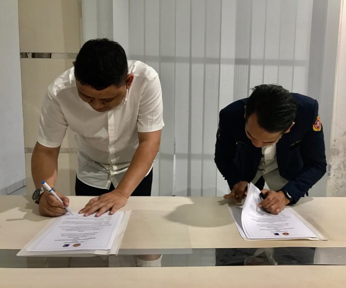 FOTO: Kiri owner PT. Rumah UMKM Taufik Akbar, ST saat mendatangani Mou dengan Harmansyah Ketua Karang Taruna Sulawesi Selatan. 