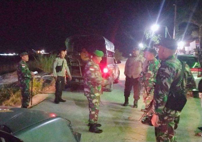 FOTO: Aparat TNI dan Polri dari Kodim 1701/Jayapura dan Polrestabes Kota Jayapura melaksanakan kegiatan patroli gabungan, pada Senin malam (16/1).