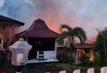 Rumdis Kapolda Papua Terbakar, Kabid Damkar: Dugaan Sementara Akibat Arus Pendek Foto: Rumah dinas Kapolda Papua kebakaran, Selasa (17/1/2023) pagi. (Dok. Polda Papua)