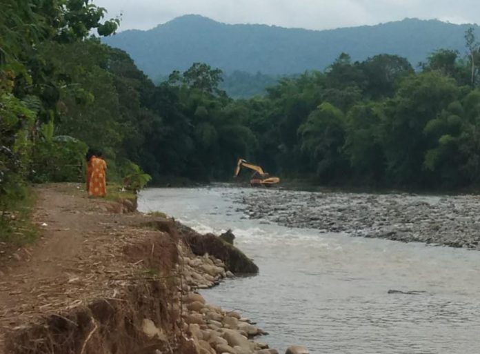 FOTO: Aktivitas alat berat saat melakukan Eksploitasi Besaran-besaran Tambang Galian C di aliran sungai di Lingkungan Pattiro Baji, Desa Bontomanai, Kecamatan Tompobulu, Kabupaten Maros. Selasa (17/1/2023) Foto hak milik KEJAM Sulsel