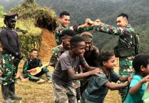 Ada Ular Naga di Papua, Satgas Yonif R 321/GT dan Masyarakat Yigi Riang Gembira FOTO: Satgas Yonif Raider 321/GT/13/1 Kostrad Pos Yigi ajak anak Papua Pegunungan nikmati serunya permainan Ular Naga yang bertempat di Distrik Yigi, Kabupaten Nduga, Papua.