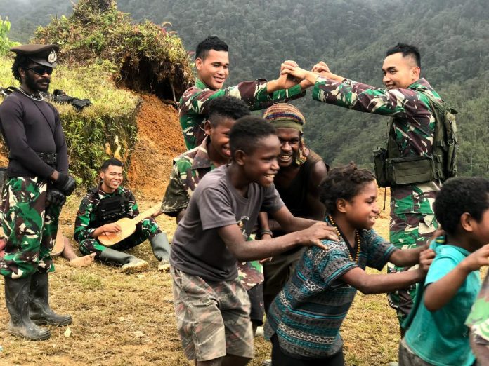 IMG-20230117-WA0219 FOTO: Satgas Yonif Raider 321/GT/13/1 Kostrad Pos Yigi ajak anak Papua Pegunungan nikmati serunya permainan Ular Naga yang bertempat di Distrik Yigi, Kabupaten Nduga, Papua.