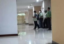 Keluar dari Gedung DPRD DKI Jakarta, KPK Bawa 7 Koper Foto Tim Penyidik KPK saat tengah berada di dalam gedung Gedung DPRD DKI Jakarta. Selasa (17/1/2023) malam.