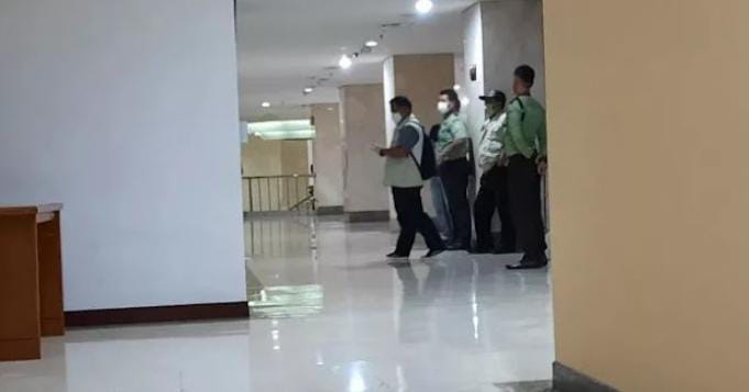 IMG-20230118-WA0009 Foto Tim Penyidik KPK saat tengah berada di dalam gedung Gedung DPRD DKI Jakarta. Selasa (17/1/2023) malam.